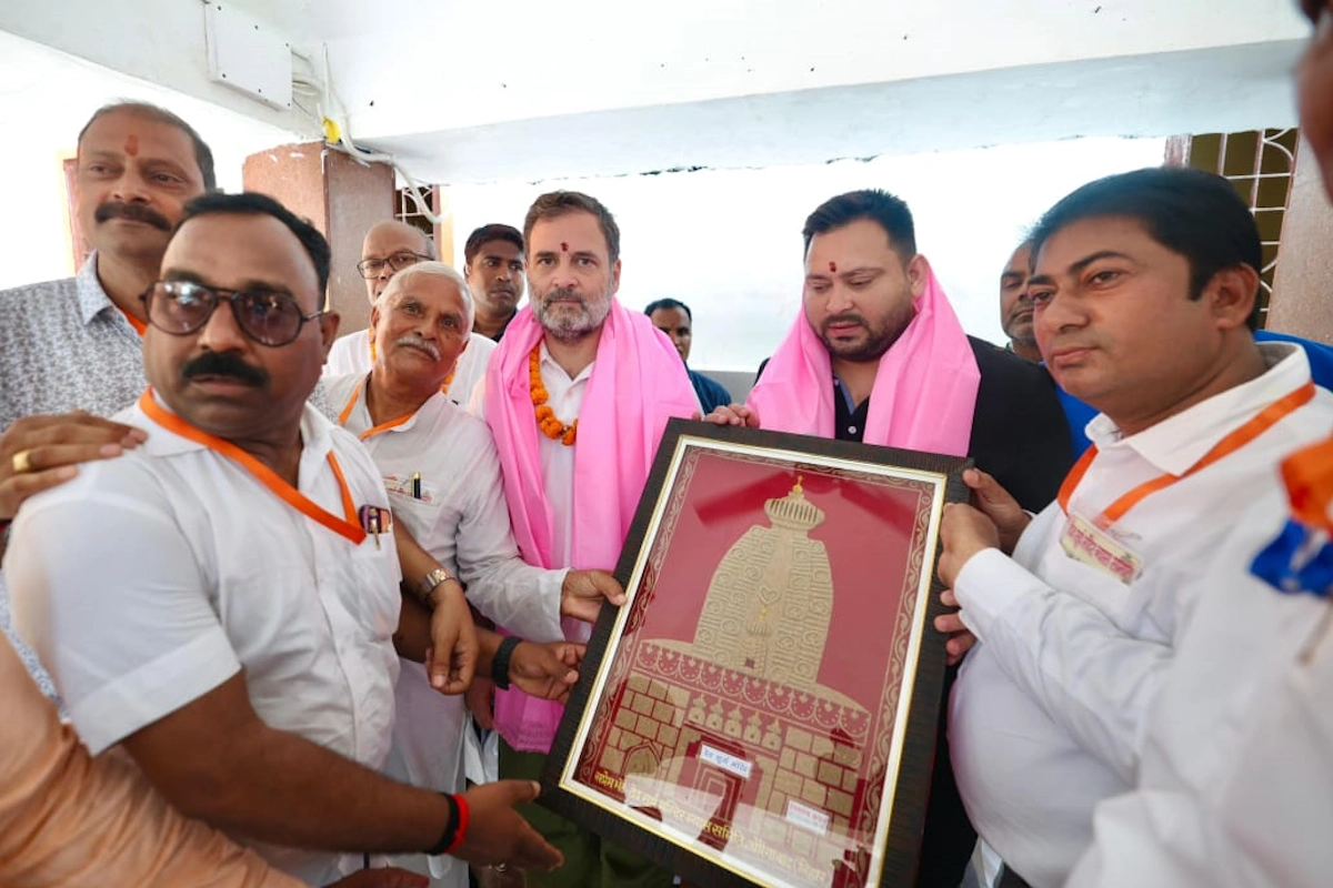राहुल गांधी के साथ तेजस्वी यादव भी थे. लोकसभा में नेता प्रतिपक्ष राहुल गांधी मंगलवार शाम अपनी यात्रा के क्रम में बिहार के औरंगाबाद जिले पहुंचे थे. वोट अधिकार यात्रा का उद्देश्य देश के नागरिकों को वोटिंग अधिकारों के प्रति जागरूक करना है. यहां लोगों को संबोधित करने के बाद वे बभंडी मैदान में रात्रि विश्राम करेंगे. 