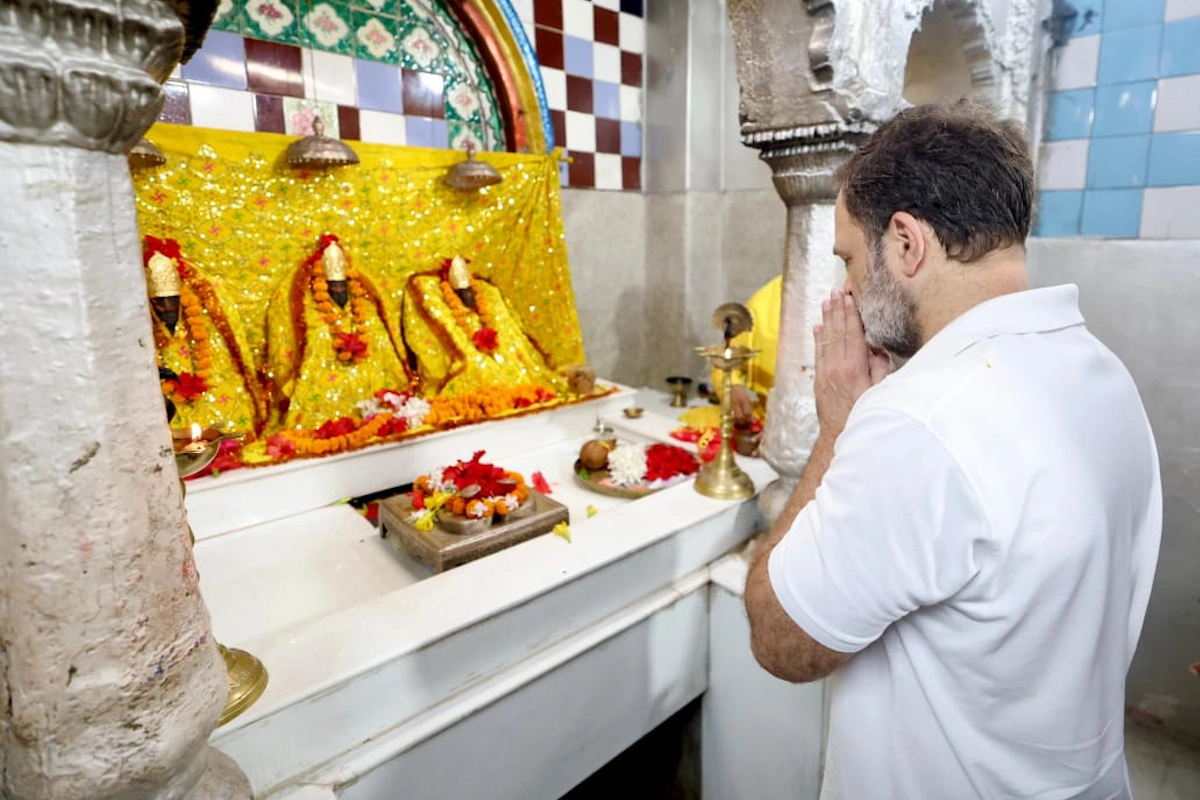 बिहार कांग्रेस ने Rahul Gandhi के पूजा अर्चना करने की तस्वीर सोशल नेटवर्किंग साइट एक्स पर पोस्ट करते हुए लिखा, औरंगाबाद के देवकुंड में ऊर्जा एवं शक्ति के अनंत स्रोत भगवान भास्कर के प्रसिद्ध सूर्य मंदिर में जननायक नेता विपक्ष राहुल गांधी और इंडिया ब्लॉक के नेताओं ने देवकुंड सूर्य मंदिर में पूजा-अर्चना कर, देश में सुख-शांति और समृद्धि की कामना की. 