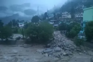  अब तक 4 लोगों की मौत की पुष्टि हुई है, और अनुमानतः 50 से अधिक लोग लापता हैं.