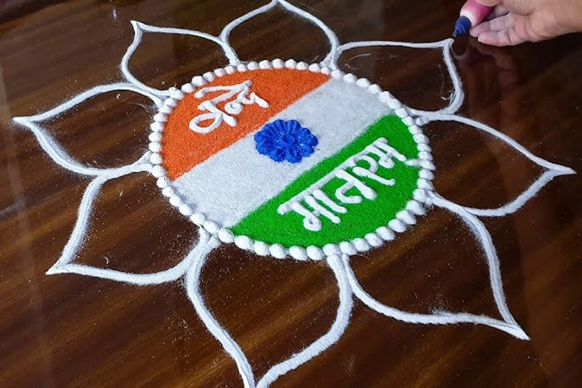 देशभर में स्वतंत्रता दिवस का जश्न घर-घर और गलियों में हर्षोल्लास के साथ मनाया जा रहा है.