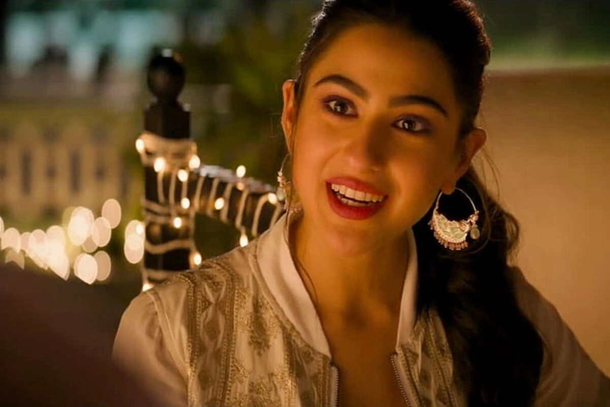 सिम्बा जिसमें सारा ने एक ऐसी लड़की का रोल किया है जो सरल तो है लेकिन मजबूत भी. इस फिल्म में खूबसूरती, प्यार और ताकत का सही मेल दिखाते हुए, सारा ने शगुन को एक प्यारा और काबिल-ए-तारीफ किरदार बनाया है. 