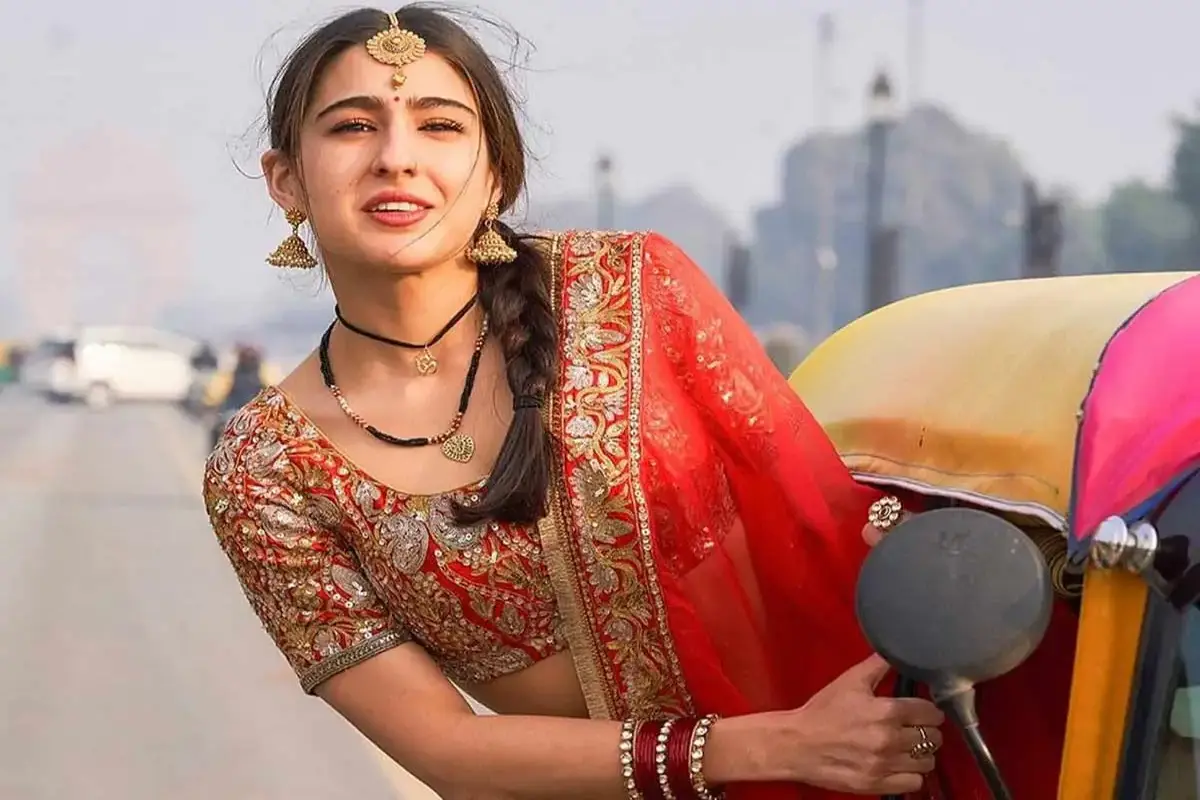 अतरंगी रे में सारा क साथ अक्षय कुमारऔर धनुष भी है. इस फिल्म में उन्होंने रिंकू का रोल किया है जिससे उन्होंने उस किरदार के प्यार, खुशी, दर्द और गहरे जज़्बात को पर्दे पर बहुत ही अच्छे से जिंदा किया.  इसमें धनुष के साथ केमिस्ट्री ने फिल्म में और भी गर्माहट और भावनात्मकता जोड़ दी.