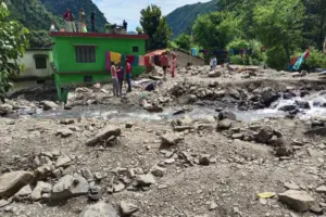 स्थानीय युवाओं ने भयावह दृश्य रिकॉर्ड किए. जहां मार्केट, होटल, और दुकानें बह गईं और लोग चीखते हुए भागते दिखे.