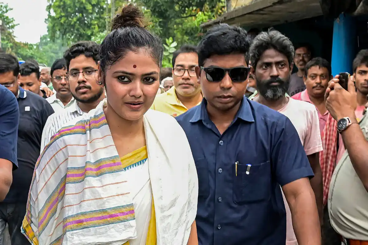 मार्च 2024 में TMC ने सायोनी को जादवपुर लोकसभा सीट से उम्मीदवार बनाया. यह वही सीट है, जहां से ममता बनर्जी ने 1984 में चुनाव जीता था. इससे पहले यहां से 2019 में एक और एक्ट्रेस मिमी चक्रवर्ती सांसद थीं, जिन्होंने चुनाव से पहले इस्तीफा दे दिया था. ममता बनर्जी को इस बार एक ज़मीनी और प्रभावी नेता की ज़रूरत थी और उन्होंने सायोनी को चुना.