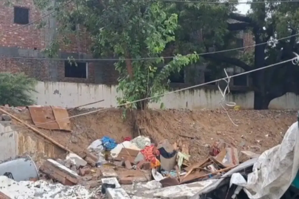 Delhi: जैतपुर में भारी बारिश से Building की दीवार गिरी, 7 लोगों की मौत, दो बच्चे भी शामिल - भारत एक्सप्रेस