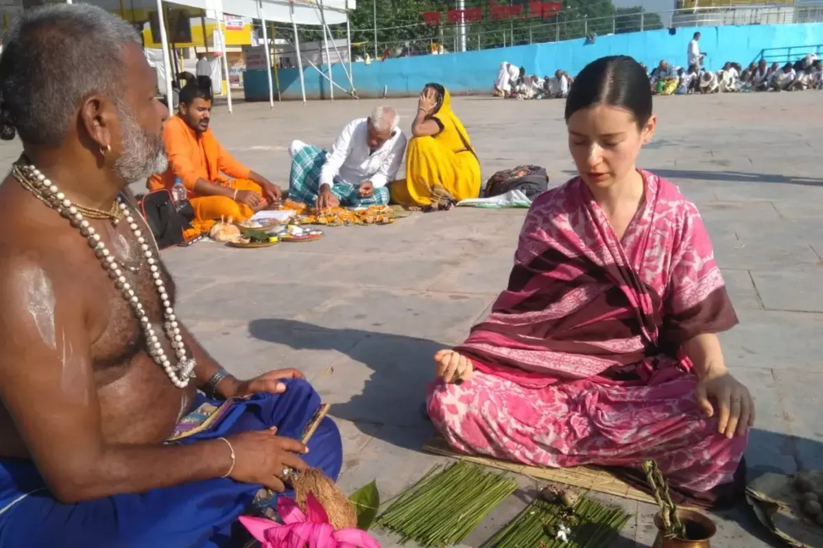 गयाजी विश्व प्रसिद्ध पितृपक्ष मेला में इस बार अद्भुत दृश्य देखने को मिला रूस–यूक्रेन युद्ध के बीच गयाजी में एक साथ बैठकर दोनों देशों के श्रद्धालुओं ने पिंडदान किया और विष्णु भगवान का आशीर्वाद लिया.