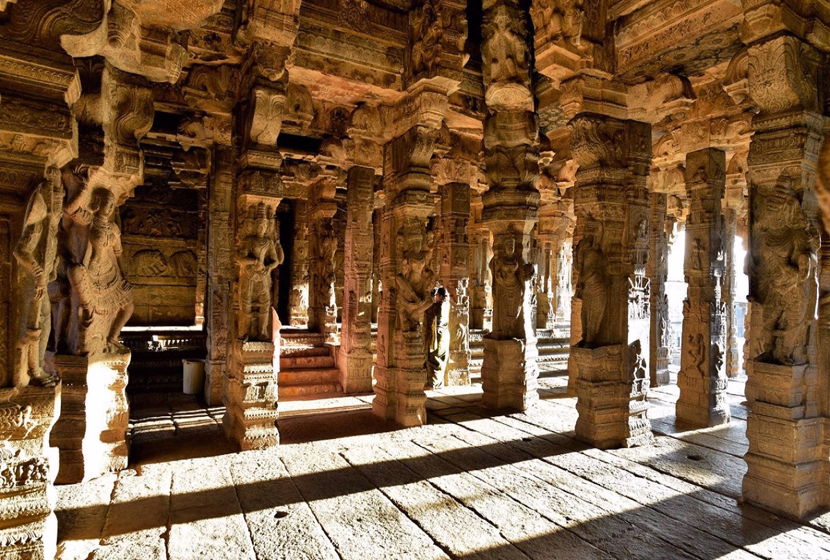 यह मंदिर आस्था और विज्ञान दोनों को चुनौती देता है. माना जाता है कि मंदिर का सारा भार इसी खंभे पर है. इसके बावजूद यह जमीन से जुड़ा नहीं है. ब्रिटिश इंजीनियर भी इसके पीछे का वैज्ञानिक कारण नहीं ढूंढ पाए और रहस्य आज भी बरकरार है.