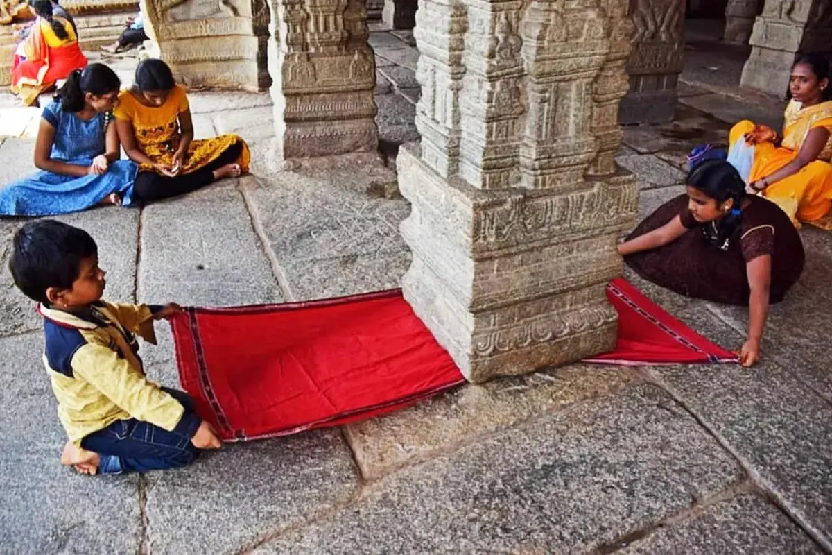 इस मंदिर के 70 खंभों में से एक खंभा जमीन को नहीं छूता है. इस खंभे के नीचे से कपड़ा या कागज आसानी से निकाला जा सकता है. मान्यता है इसको छूने से फल मिलता है. इसका रहस्य आज भी अनसुलझा है.