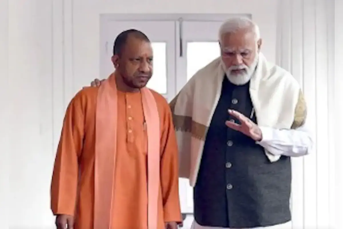 इस तस्वीर में पीएम मोदी उत्तर प्रदेश के वर्तमान मुख्यमंत्री योगी आदित्यनाथ के साथ दिख रहे है.