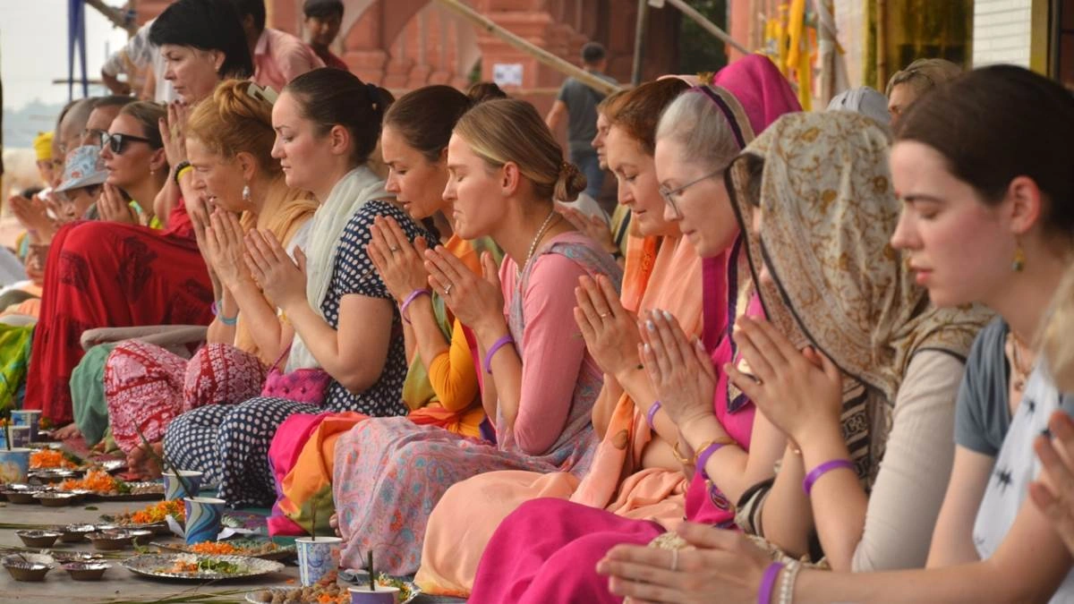 जिला प्रशासन से प्राप्त आंकड़ों के अनुसार अब तक करीब 25 लाख 19 हजार श्रद्धालु गयाजी पहुंचकर अपने पितरों का श्राद्ध कर चुके हैं फल्गु नदी तट स्थित देवघाट पर रूस यूक्रेन अमेरिका और स्पेन से आए कुल 17 विदेशी श्रद्धालुओं ने विधि-विधान से पिंडदान और तर्पण किया.