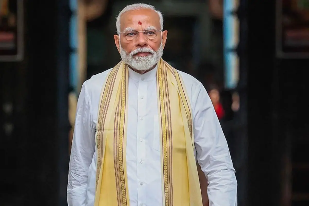 आपको बता दें की 2024 के लोकसभा चुनाव में भाजपा सबसे बड़ी पार्टी तो बनी, लेकिन इस बार पूर्ण बहुमत हासिल नहीं कर पाई. ऐसे एक साधारण परिवार से निकलकर देश के प्रधानमंत्री बनने तक का सफर नरेंद्र मोदी की मेहनत, संघर्ष और दृढ़ निश्चय की मिसाल है. 75 वर्ष की उम्र में भी उनका प्रभाव राजनीति, समाज और वैश्विक मंच पर उतना ही प्रबल है जितना पहले था.