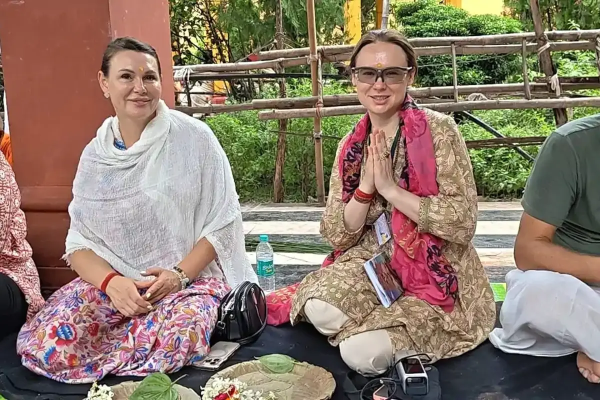सभी विदेशी श्रद्धालु भारतीय परिधान में सजे-धजे अपने पूर्वजों की आत्मा की शांति के लिए मंत्रोच्चार के बीच बैठकर पिंडदान करते दिखे विदेशी श्रद्धालुओं ने बताया कि गयाजी का विष्णुपद मंदिर और पितृपक्ष मेला हिन्दू संस्कृति का जीवंत प्रतीक है.