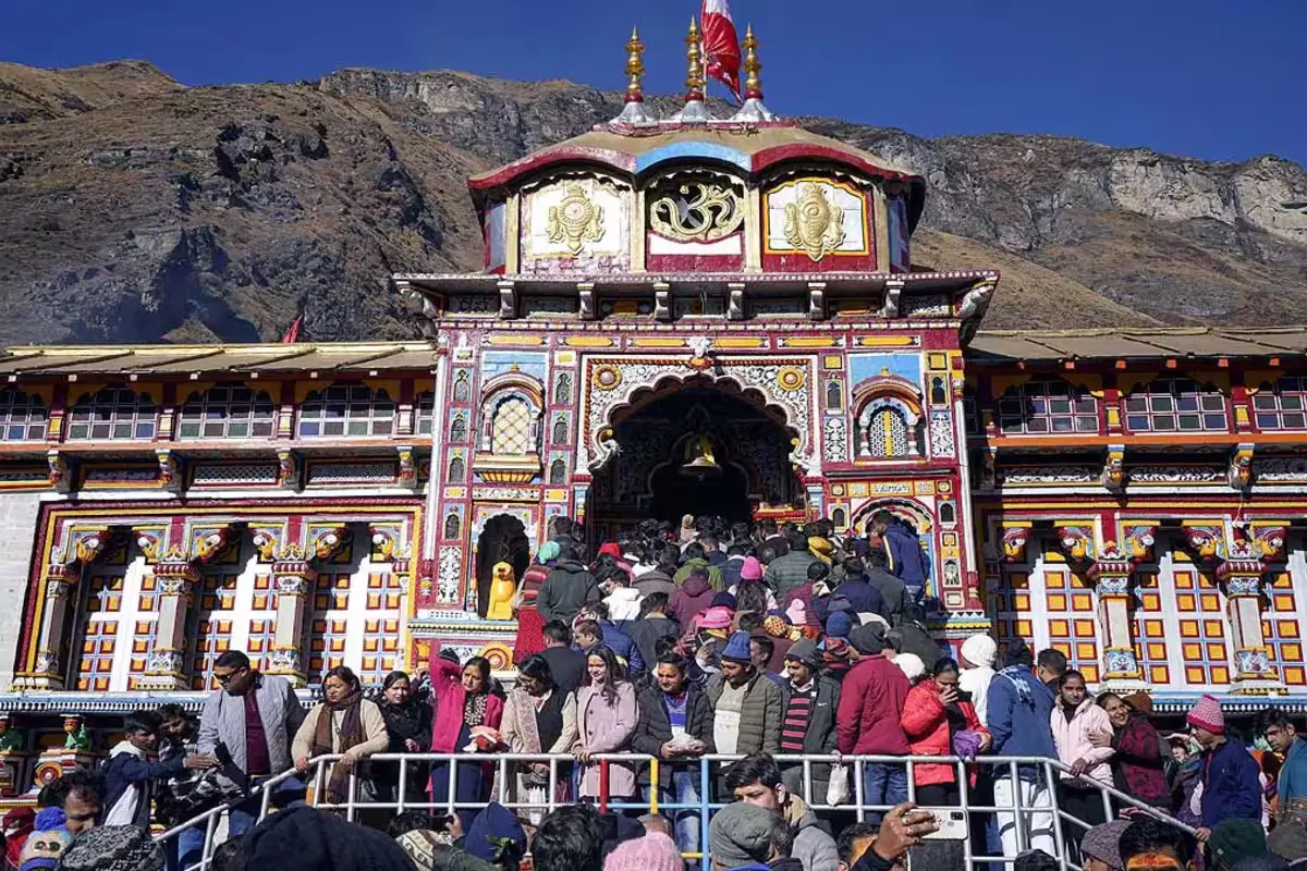 बद्रीनाथ धाम में भगवान विष्णु ध्यानमग्न अवस्था में विराजमान हैं, और यहां की प्रकृति व पशु-पक्षी भी उनकी तपस्या में सहयोग करते हैं. श्रद्धालुओं से भी यही अपेक्षा की जाती है कि वे इस पवित्र स्थल की शांति बनाए रखें. समुद्रतल से 3,000 मीटर से अधिक ऊंचाई पर स्थित यह मंदिर नागर शैली की अद्भुत वास्तुकला का उदाहरण है. गर्भगृह में शालिग्राम शिला से बनी काले पत्थर की मूर्ति पद्मासन में विराजित है, जो भगवान विष्णु के चार भुजाओं वाले स्वरूप का प्रतीक है.