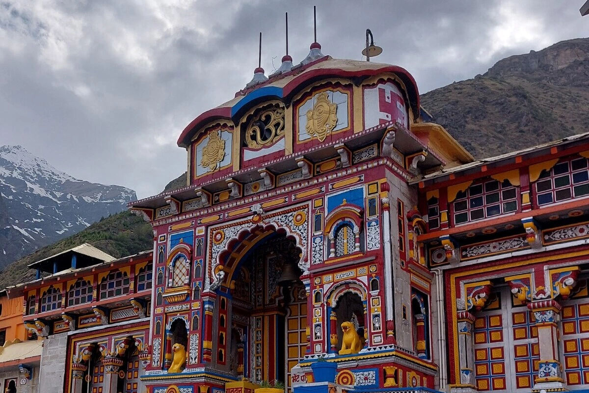हिंदू धर्म के प्रमुख तीर्थस्थलों में बद्रीनाथ धाम का विशेष स्थान है. यह मंदिर भगवान विष्णु को समर्पित है और चार धामों में से एक माना जाता है. उत्तराखंड के चमोली जिले में अलकनंदा नदी के किनारे स्थित यह धाम 108 दिव्य देशमों में भी शामिल है. समुद्र तल से 3,133 मीटर की ऊंचाई पर बसा यह मंदिर कठोर मौसम के कारण हर साल केवल छह महीने अप्रैल के अंत से नवंबर की शुरुआत तक खुला रहता है. यह भारत के सबसे व्यस्त तीर्थस्थलों में से एक है, जहां हर वर्ष 10 लाख से अधिक श्रद्धालु आते हैं.