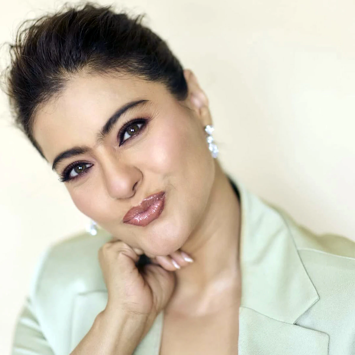 हाल ही में काजोल ने अपने इंस्टाग्राम पर कुछ तस्वीरें शेयर कीं जीसमें वे बॉस लेडी लुक में नजर आई उन्होनें पेस्टल ग्रीन पैंट-सूट पहना था उन्होंने मिडिल लेवल बन में बालों को टाई किया है और आंखों को हाईलाइट करते हुए गग्लोइंग मेक-अप किया है.  