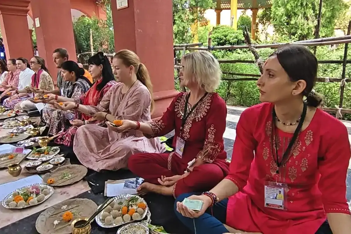 विदेश से आई श्रद्धालु सियाना ने कहा कि गयाजी की आध्यात्मिक धरा और यहां की संस्कृति ने उन्हें गहराई से प्रभावित किया है उन्होंने इसे जीवन का अविस्मरणीय अनुभव बताया पितरों के प्रति प्रेम श्रद्धा और आस्था ही इस पितृपक्ष की सबसे बड़ी पहचान है.