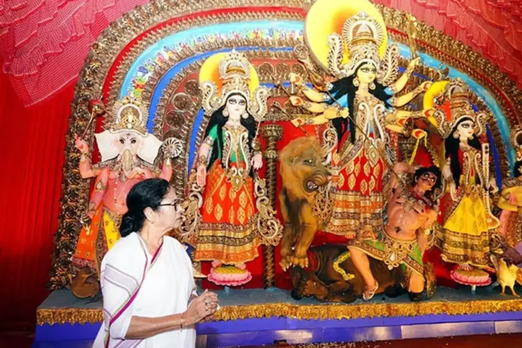 Mamata Banerjee, Durga Puja controversy: दुर्गा पूजा में 'काबा-मदीना' की गूंज