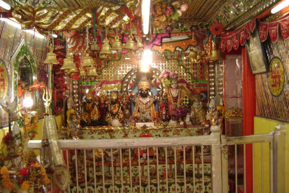 बद्रीनाथ धाम की पहचान इसके पौराणिक इतिहास से भी जुड़ी है. यहां भगवान विष्णु के "बद्रीनारायण" स्वरूप की पूजा की जाती है और यही उनका निवास स्थान माना जाता है. मान्यता है कि भगवान विष्णु ने इसी स्थान पर बदरी वृक्ष के नीचे कठोर तपस्या की थी. इसी कारण इस स्थान का नाम "बद्रीनाथ" पड़ा. कलियुग में इसे "बद्रिकाश्रम" या "बद्रीनाथ" के नाम से जाना जाता है.