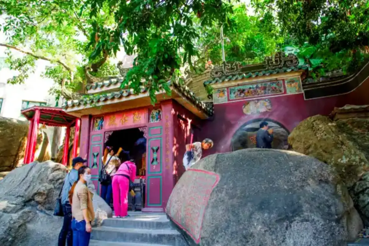2005 में यूनेस्को ने इस मंदिर को विश्व धरोहर स्थल का दर्जा दिया. इतिहासकार मानते हैं कि यह मंदिर न केवल धार्मिक महत्व रखता है, बल्कि मकाउ की सांस्कृतिक और ऐतिहासिक पहचान को भी दर्शाता है. मंदिर के मंडप में लगे पत्थरों पर खुदे शिलालेख इसके गौरवपूर्ण इतिहास की गाथा बताते हैं.