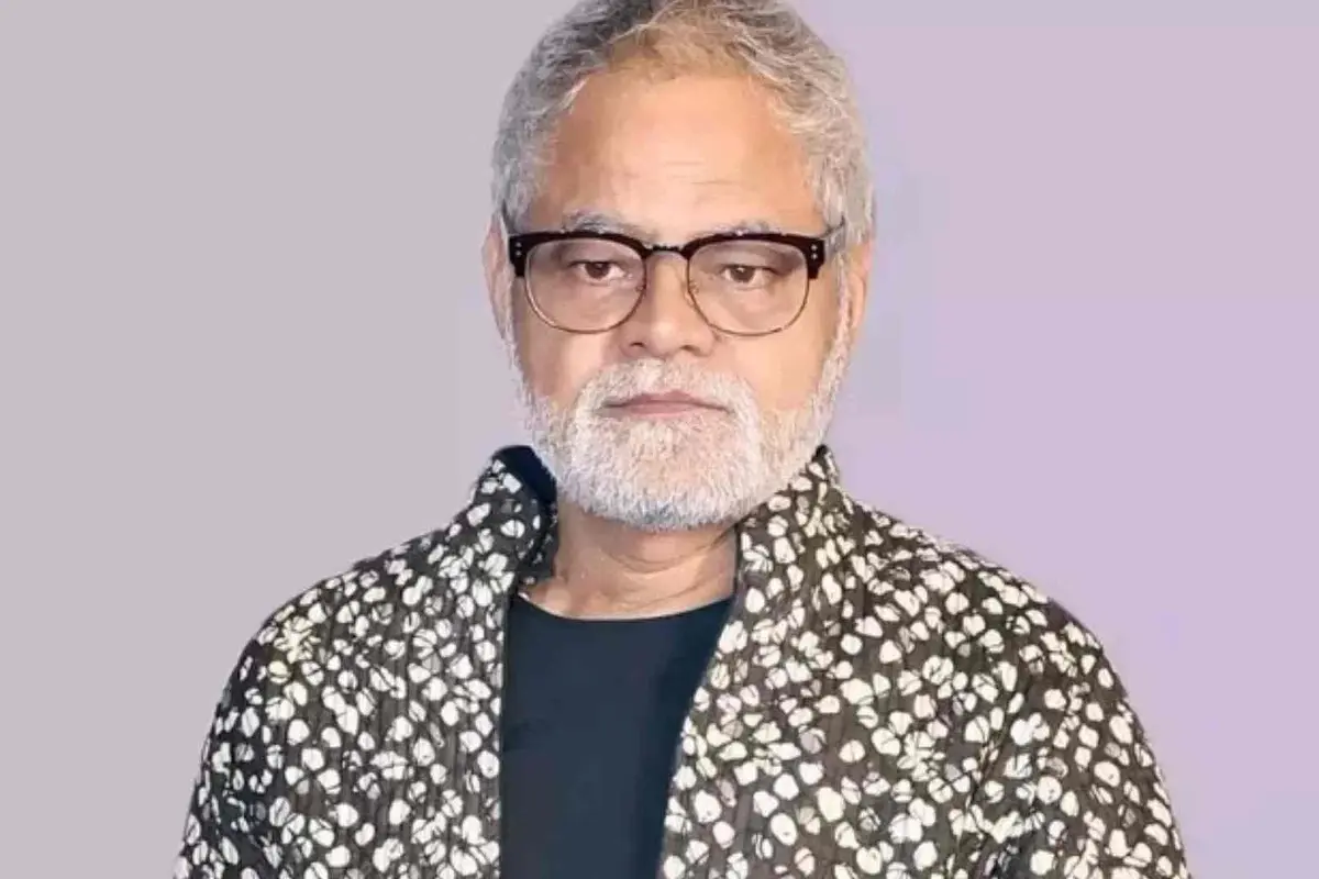 संजय मिश्रा - दरभंगा में जन्मे संजय मिश्रा ने 1995 की फिल्म ओह डार्लिंग, ये है इंडिया से बॉलीवुड डेब्यू किया. उन्होंने शुरुआत में कुछ सीरियस रोल निभाए, लेकिन कॉमेडी किरदारों में उन्हें सबसे ज्यादा लोकप्रियता मिली और आज भी उनकी परफॉर्मेंस दर्शकों को खूब भाती है.