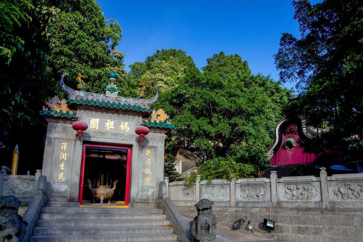 मंदिर में भक्तों के लिए एक प्रार्थना कक्ष है. यहाँ लोग अगरबत्ती जलाकर देवी की पूजा करते हैं. मंदिर में करुणा की देवी गुआन यिन को समर्पित एक और हॉल है, जिसका नाम 'गुआन यिन हॉल' है. इसके अलावा, बौद्ध धर्म के लिए एक 'बुद्धिस्ट पविलियन' भी बनाया गया है.