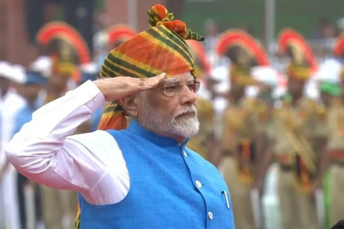 प्रधानमंत्री मोदी को बचपन से ही पतंगबाजी का बड़ा शौक था और गुजरात के मुख्यमंत्री रहते हुए वे इसे बड़े उत्साह के साथ मनाया करते थे. इसके अलावा, वे समय के बेहद पाबंद रहे हैं और यह आदत आज भी उनके जीवनशैली में झलकती है. एक इंटरव्यू में उन्होंने यह भी बताया कि वे अपने स्वास्थ्य के लिए नियमित रूप से योग और ध्यान करते हैं. ये आदतें उनके अनुशासन और समर्पण को दर्शाती हैं, जो उनके जीवन और नेतृत्व में साफ दिखाई देती हैं.