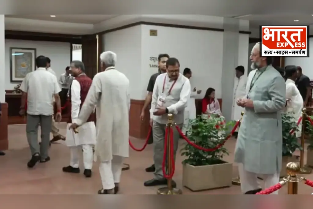 वोटिंग प्रक्रिया के दौरान की तस्‍वीर
