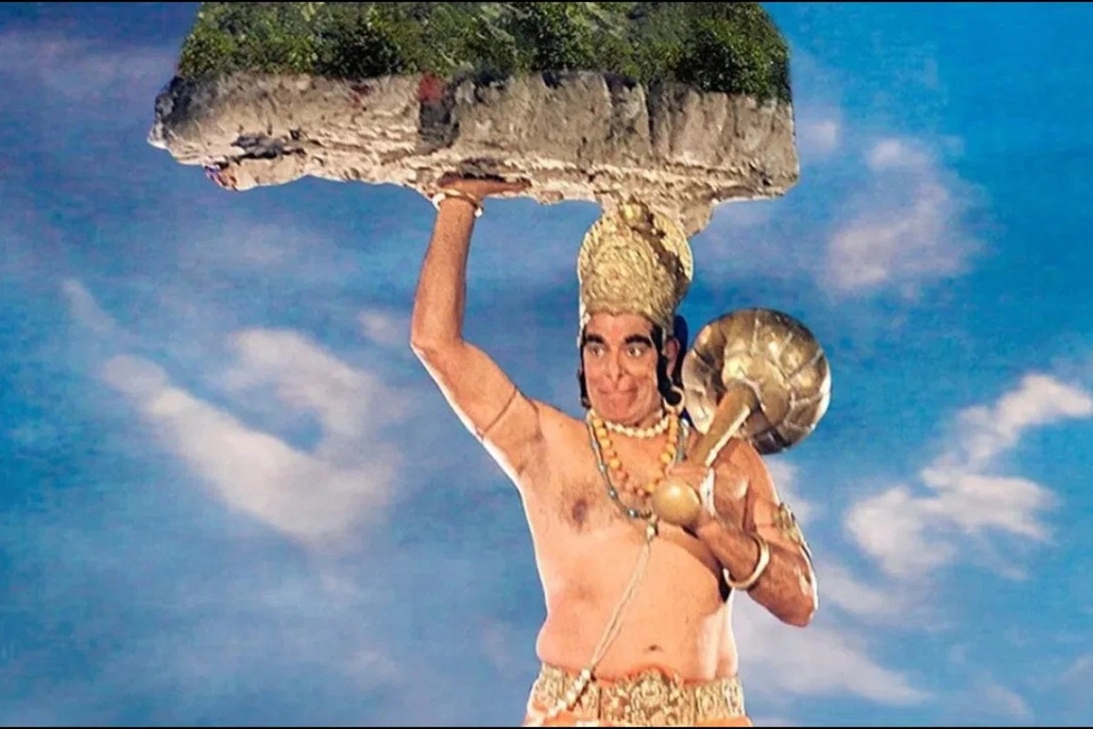 रामानंद सागर की रामायण (1987) के समय आधुनिक VFX या डिजिटल तकनीक उपलब्ध नहीं थी, इसलिए हनुमान जी का रूप पारंपरिक मेकअप और रबर/लेटेक्स से बने प्रोस्थेटिक पीस से तैयार किया जाता था. यह पूरा मास्क नहीं होता था, बल्कि नाक, गाल, होंठ और जबड़े जैसे हिस्सों पर अलग-अलग पीस लगाए जाते थे. इन्हें हल्के लेटेक्स/फोम रबर से बनाया जाता था ताकि चेहरा भारी न लगे और हाव-भाव साफ दिखें. कान और माथे का तिलक वाला भाग भी अलग से जोड़ा जाता था.अंत में नारंगी या सिंदूरी रंग का मेकअप और हल्का हेयर-स्प्रे करके चेहरा हनुमान जी जैसा दिखाया जाता था.