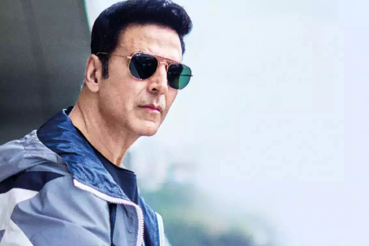 Akshay Kumar Birthday: अक्षय कुमार ने 1991 में फिल्म सौगंध से डेब्यू किया, लेकिन असली पहचान उन्हें 1992 की खिलाड़ी से मिली. इसके बाद खिलाड़ी उनके नाम के साथ जुड़ गया और मैं खिलाड़ी तू अनाड़ी, सबसे बड़ा खिलाड़ी, खिलाड़ियों का खिलाड़ी, इंटरनेशनल खिलाड़ी, खिलाड़ी 420 और खिलाड़ी 786 जैसी फिल्मों ने उन्हें बॉलीवुड का खिलाड़ी कुमार बना दिया. एक्शन से करियर शुरू करने के बाद उन्होंने कॉमेडी में भी अपना लोहा मनवाया, जैसे हेरा फेरी, गरम मसाला, फिर हेरा फेरी, भागमभाग और भूल भुलैया. वहीं, एयरलिफ्ट, रुस्तम, टॉयलेट: एक प्रेम कथा और पैडमैन जैसी फिल्मों ने उनकी छवि एक बहुमुखी और सामाजिक मुद्दों से जुड़े जिम्मेदार कलाकार के रूप में मजबूत की.