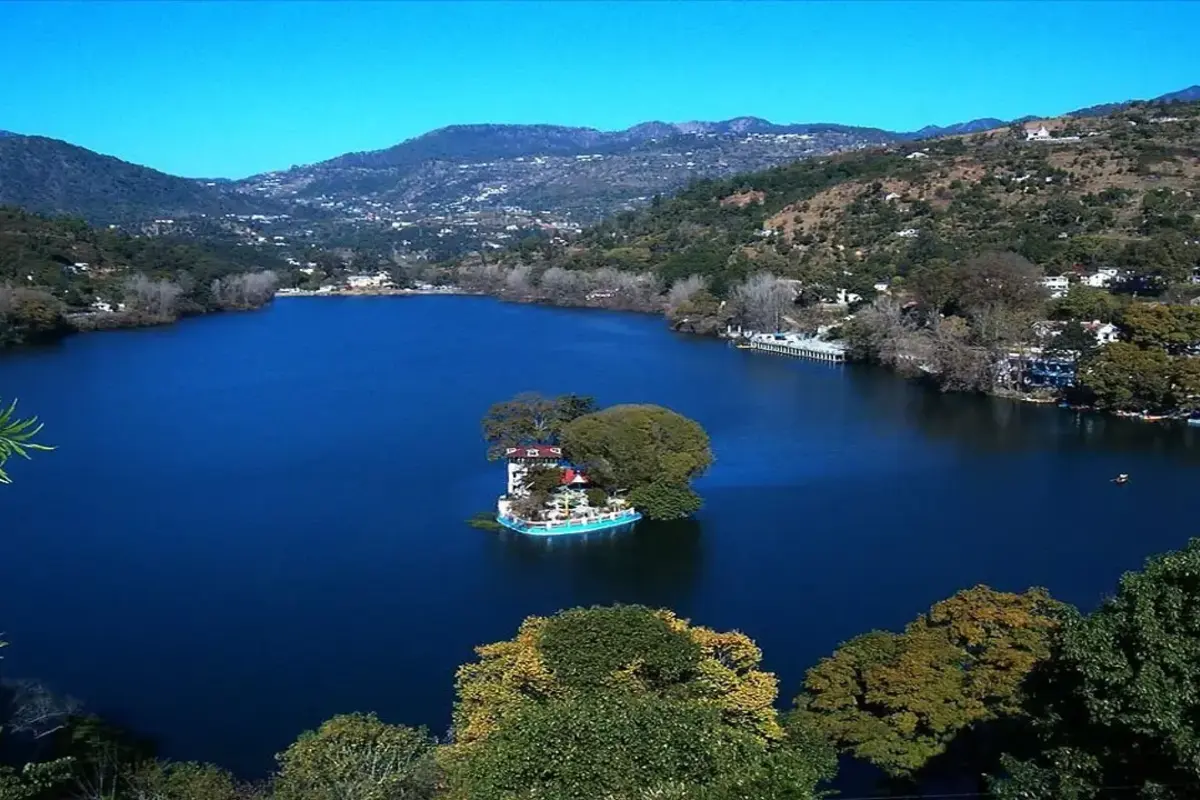 भीमताल, उत्तराखंड- भीड़भाड़ से दूर घूमना चाहते हैं तो भीमताल एक शांत गंतव्य है. भीमताल झील के किनारे बसा यह छोटा शहर नैनीताल की भीड़-भाड़ से दूर सुकून देता है। बोटिंग और नेचर वॉक्स यहां का आकर्षण है.