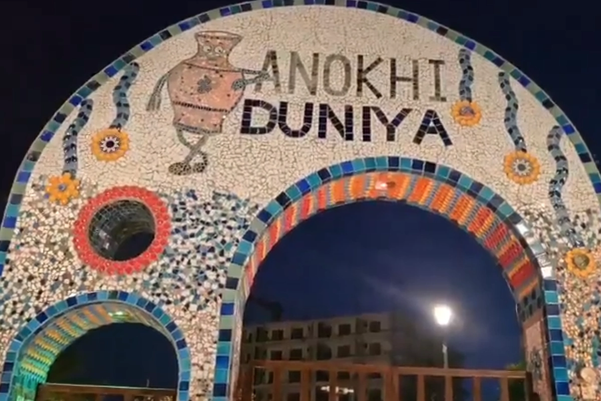 खुर्जा में 2 एकड़ में फैला Anokhi Duniya Park तैयार किया गया है. इसे सितंबर के आखिर तक आम जनता के लिए खोल दिया जाएगा. पार्क में एंट्री करते ही रंग-बिरंगी कलाकृतियां और अनोखी सजावट आपका मन मोह लेती है. 