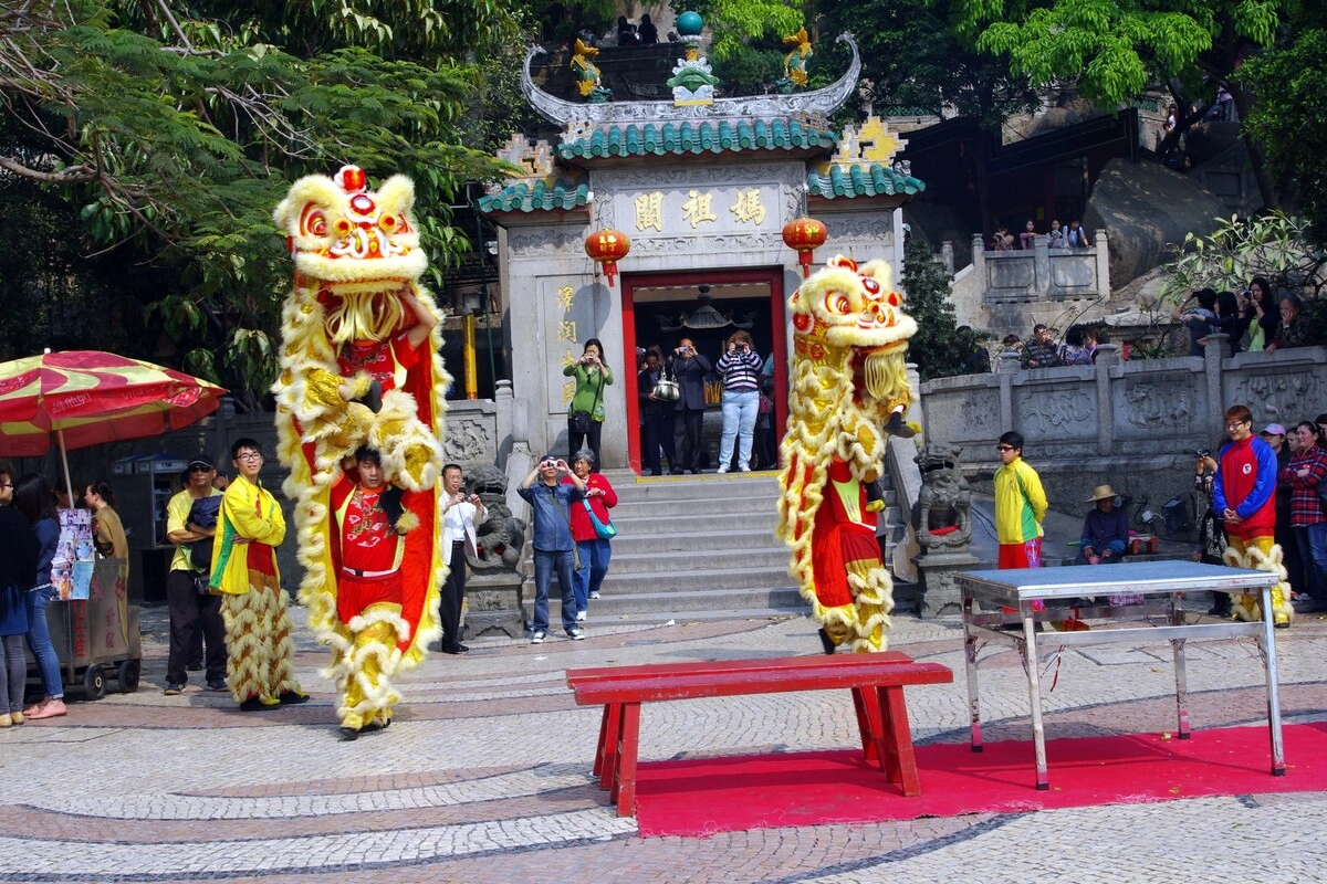 मकाउ का यह प्रसिद्ध मंदिर समुद्र की देवी मा-ज़ू को समर्पित है, जो नाविकों और मछुआरों की संरक्षक मानी जाती हैं. मंदिर में पगोडा, प्रार्थना कक्ष, चट्टानों पर खुदे शिलालेख और पारंपरिक चीनी वास्तुकला देखने लायक हैं, जो चीनी संस्कृति की असली झलक पेश करते हैं.