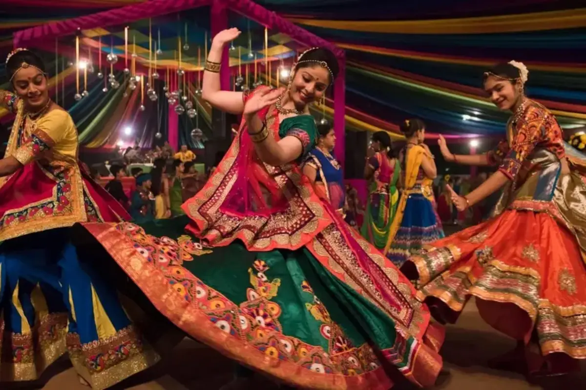 नवरात्र के हर दिन का एक स्पेशल रंग होता है. उस दिन के रंग से मैच करता आउटफिट पहनने से आप न सिर्फ भीड़ में सबसे अलग दिखेंगी, बल्कि फेस्टिव वाइब भी और निखरकर सामने आएगी.