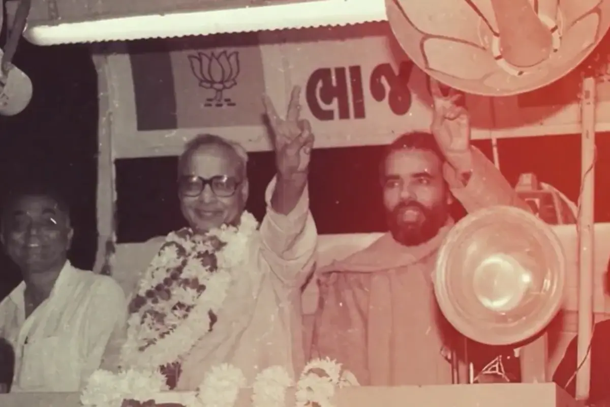ये तस्वीर गुजरात चुनाव से पहले की है जिसमें वो बीजेपी के एक उम्मीदवीर के साथ चुनाव का प्रचार करते दिख रहे है.