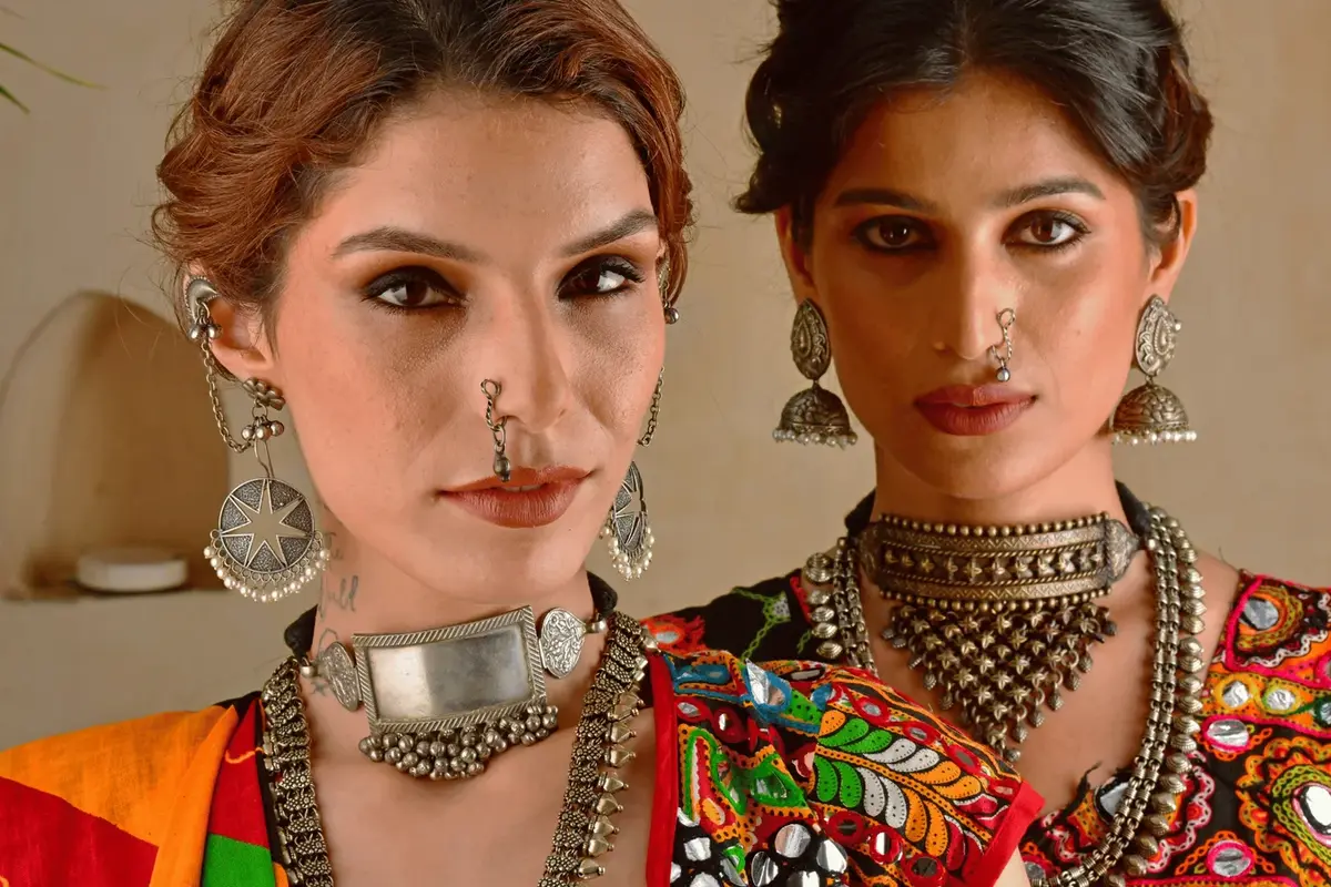 गरबा नाइट के लिए भारी गोल्ड ज्वैलरी की जगह ऑक्सीडाइज्ड या सिल्वर टोन ज्वैलरी परफेक्ट रहती है. महिलाएं बड़े झुमके, माथापट्टी और नोज पिन पहन सकती हैं, वहीं पुरुष भी स्टाइलिश नेकपीस या ब्रेसलेट कैरी कर सकते हैं.