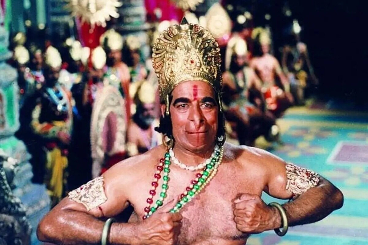 दारा सिंह, जिनका असली नाम दीदार सिंह रंधावा था, पंजाब के अमृतसर में जन्मे थे. वे न सिर्फ मशहूर अभिनेता थे बल्कि एक बेहतरीन रेसलर भी रहे। उनकी लंबी-चौड़ी कद-काठी, मजबूत शरीर, आकर्षक चेहरा और दमदार आवाज उन्हें अलग पहचान देते थे. रामायण में हनुमान का किरदार निभाने को लेकर एक चुनौती उनकी पंजाबी लहजा था, क्योंकि धारावाहिक के सभी संवाद शुद्ध हिंदी में थे.इसके बावजूद, दारा सिंह ने अपने अभिनय से सबका दिल जीत लिया और इस किरदार को अमर बना दिया.
