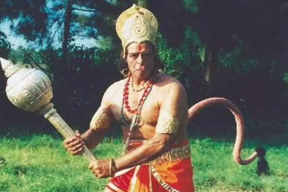 हनुमान जी का किरदार निभाते समय दारा सिंह को रोज़ भारी मेकअप और खास मुखौटा पहनना पड़ता था, जिसे लगाने में 2–3 घंटे और हटाने में भी समय लगता था। शूटिंग के बाद यह मेकअप हटाना जरूरी था, वरना त्वचा को नुकसान हो सकता था. मास्क इस तरह बनाया गया था कि वे बोल और खा सकें, लेकिन गोंद और मेकअप की वजह से उन्हें सिर्फ हल्का या तरल भोजन लेना पड़ता था. मेकअप आर्टिस्ट हमेशा पास रहते ताकि कोई खराबी तुरंत ठीक की जा सके. अनुशासन, संयम और उनके मजबूत शरीर ने इस किरदार को दिव्यता दी, जिसे आज भी सबसे श्रेष्ठ माना जाता है.