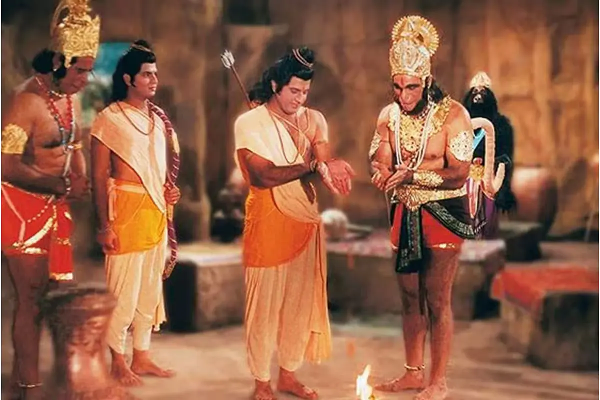 रामानंद सागर की रामायण छोटे पर्दे पर राम-सीता के जीवन पर आधारित पहली बड़ी प्रस्तुति थी, और इसमें दारा सिंह ने अपने तेजस्वी चेहरे, वीरता भरी नजरों और मांसल काया से हनुमान जी को जीवंत कर दिया. विश्वविख्यात पहलवान होने के कारण उनका व्यक्तित्व ही हनुमान का आभास कराता था, जो अभिनय से परे उनकी प्राकृतिक आभा थी. बाद के कलाकारों ने प्रयास किए, लेकिन दारा सिंह जैसी बलिष्ठ देह और दिव्यता कोई दोहरा नहीं पाया.