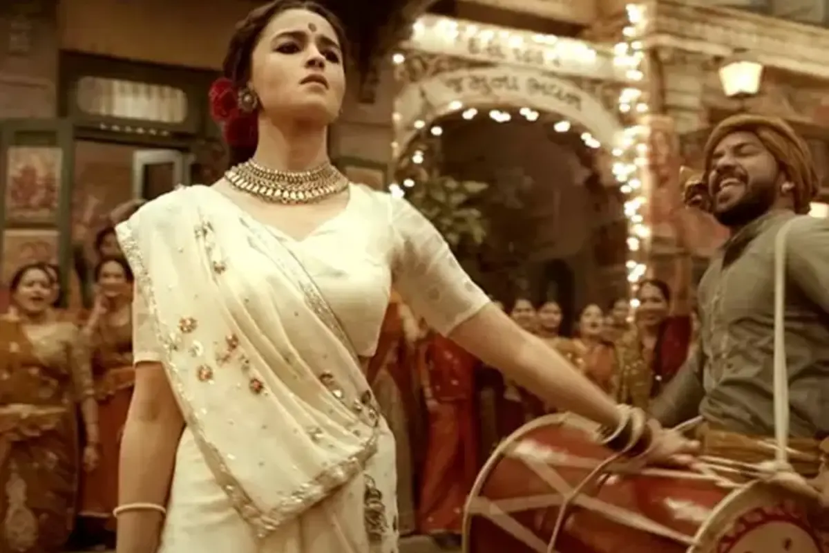 गंगूबाई काठियावाड़ी मूवी का ‘ढोलिडा’ गाना जिसमे आलिया भट्ट ने बेहद खूबसूरत डांस किया है, गरबा नाइट्स के लिए ये गाना भी एकदम परफेक्ट चॉइस है. इस गाने को जान्हवी श्रीमानकर और शैल हाड़ा ने गाया है.