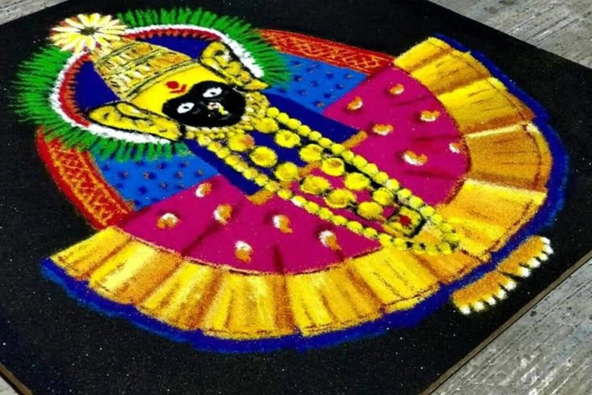 अंबाबाई रंगोली - आप चाहें, माता लक्ष्मी या देवी अंबा की प्रतिमा के डिज़ाइन से रंगोली बना सकते है. इसे घर की चौखट पर सजाकर माता का स्वागत किया जाता है. यह रंगोली काफी आकर्षक लगती है. अंबाबाई रंगोली कोई अलग से खास रंगोली नहीं है, बल्कि यह रंगोली कला का ही एक रूप है.
