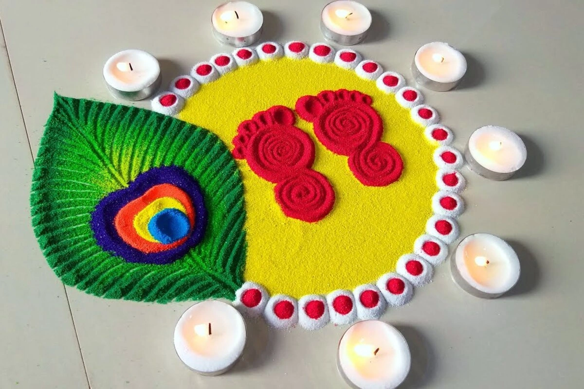 चरण रंगोली - यह एक भारतीय पारंपरिक लोक कला है जिसमें धन की देवी माँ लक्ष्मी के चरणों या पैरों के निशान बनाए जाते हैं, जिसे घर के प्रवेश द्वार पर बनाया जाता है और अगर आप चाहें, तो अपने घर की चौखट पर लक्ष्मी माता के चरण-चिन्हों की रंगोली बना सकते हैं. यह सौभाग्य, समृद्धि और सकारात्मक ऊर्जा लाने के लिए बेहतरीन है.