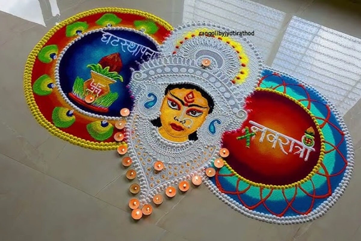 दुर्गा मां रंगोली - माता दुर्गा के चित्र या प्रतीकों के साथ बनाई जाती है. नवरात्रि और दुर्गा पूजा के लिए खास, रंग-बिरंगी और आकर्षक. अगर आप चाहें तो दुर्गा मां के चित्र की रंगोली बना सकते हैं. यह देखने में सुंदर और अलग लगती है. यह एक ऐसी रंगोली है जिसे बनाते समय माँ दुर्गा से संबंधित प्रतीक या डिज़ाइन बनाए जाते हैं, या फिर इसे दुर्गा पूजा जैसे अवसरों पर विशेष रूप से बनाया जाता है.
