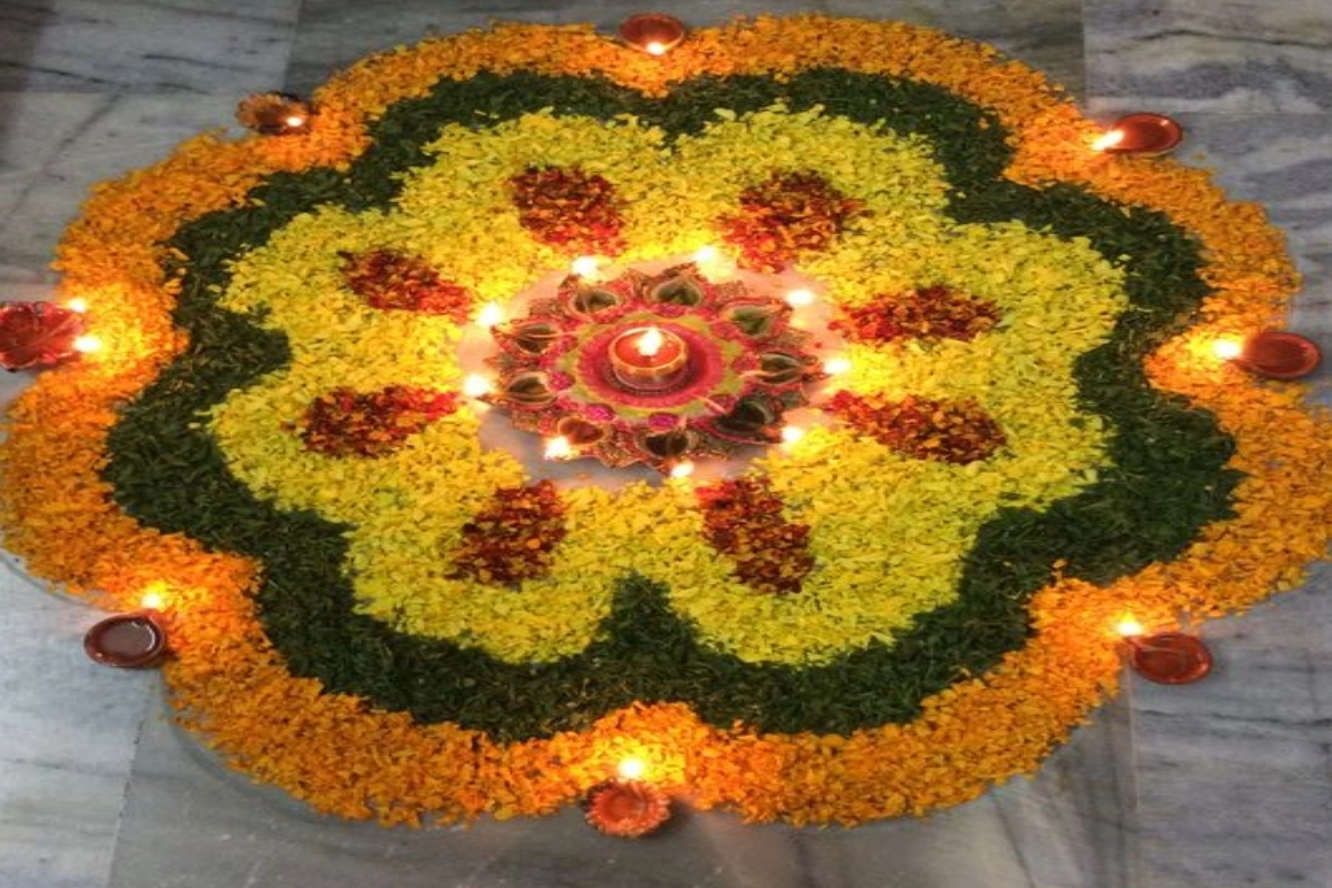 फ्लोरल और दीपक रंगोली - फ्लोरल में फूलों का इस्तेमाल करके बनाई जाती है, जबकि दीपक रंगोली में डिजाइन के केंद्र या उसके आसपास दीपक रखे जाते हैं. ये दोनों रंगोली के ही प्रकार हैं, जो भारतीय उपमहाद्वीप की पारंपरिक सजावटी लोक कला का हिस्सा हैं और इन्हें खुशी, उत्सव और स्वागत के प्रतीक के रूप में बनाया जाता है अगर आप चाहें तो फ्लोरल डिजाइन अपना सकते हैं साथ ही इसमें दीपक को भी रंगोली के साथ सजाया जा सकता है, जिससे यह और भी आकर्षक लगेगी.