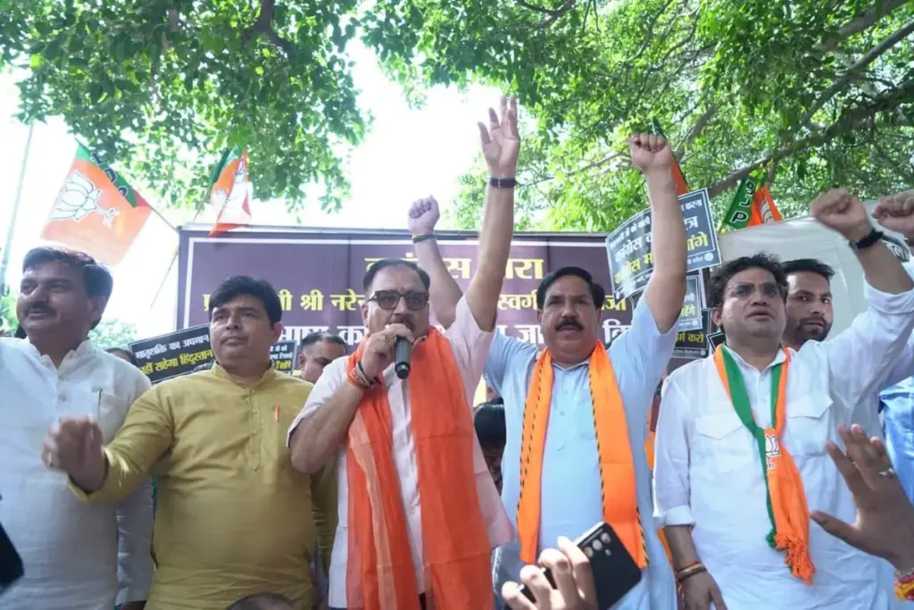 PM Modi और उनकी मां को गाली देने पर दिल्ली में बीजेपी का जोरदार विरोध