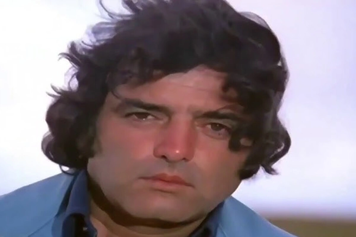 अफगानिस्तान में राजनीतिक अस्थिरता चरम पर थी. इस कारण एक दिन शूटिंग के दौरान एक बार उनकी टीम पर अचानक गोलीबारी हो गई जिस कारण डर के मारे सब लौटने को तैयार थे, लेकिन फिरोज खान ने हार नहीं मानी.