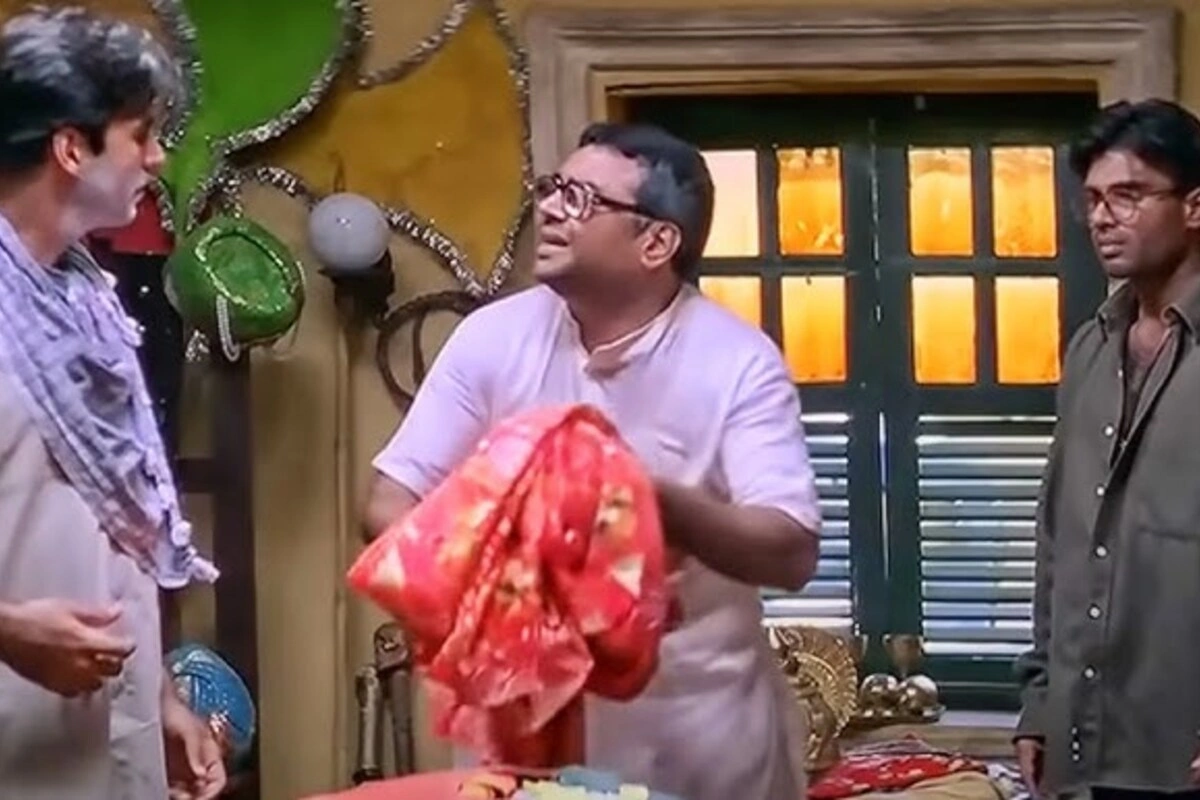 ये फिल्म कोई और नहीं बल्कि हेरा फेरी है, जो साल 2000 में रीलिज हुई थी. इस फिल्म का निर्देशन प्रियदर्शन ने किया, जिसको ए. जी. नाडियाडवाला ने प्रोड्यूस किया था. इस फिल्म में अक्षय कुमार, सुनिल शेट्टी और परेश रावल थे, जिनके शानदार अभिनय और कॉमेडी टाइमिंग ने इस फिल्म को सदाबहार बना दिया.आफकों बता दें की यह एक मलयालम फिल्म रामजी राव स्पीकिंग से इंस्पायर होकर बनाई गई थी.