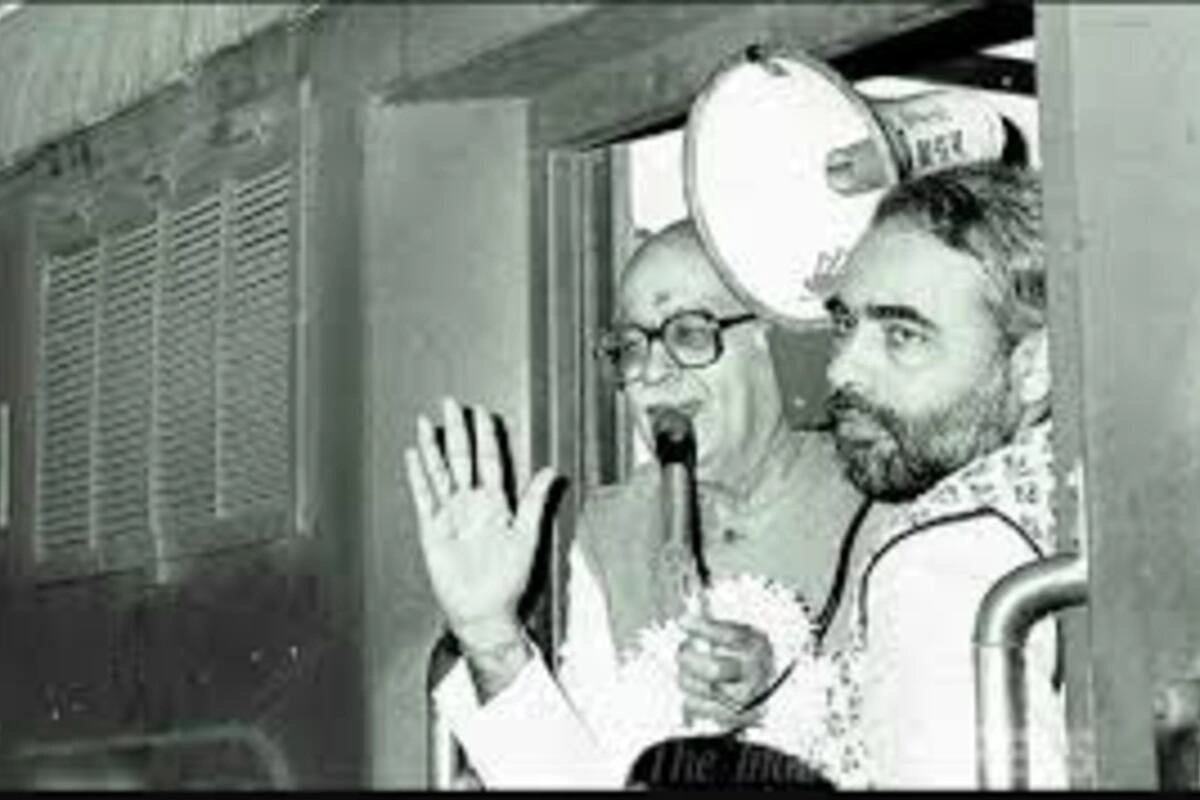 1987 में नरेंद्र मोदी को लालकृष्ण आडवाणी के कहने पर भाजपा में शामिल किया गया, जिसके बाद उनकी सक्रिय राजनीती की शुरुआत हुई. जल्द ही उन्हें गुजरात भाजपा का संगठन मंत्री बना दिया गया जहां उनकी संगठन क्षमता और रणनीतिक कौशल सामने आए.