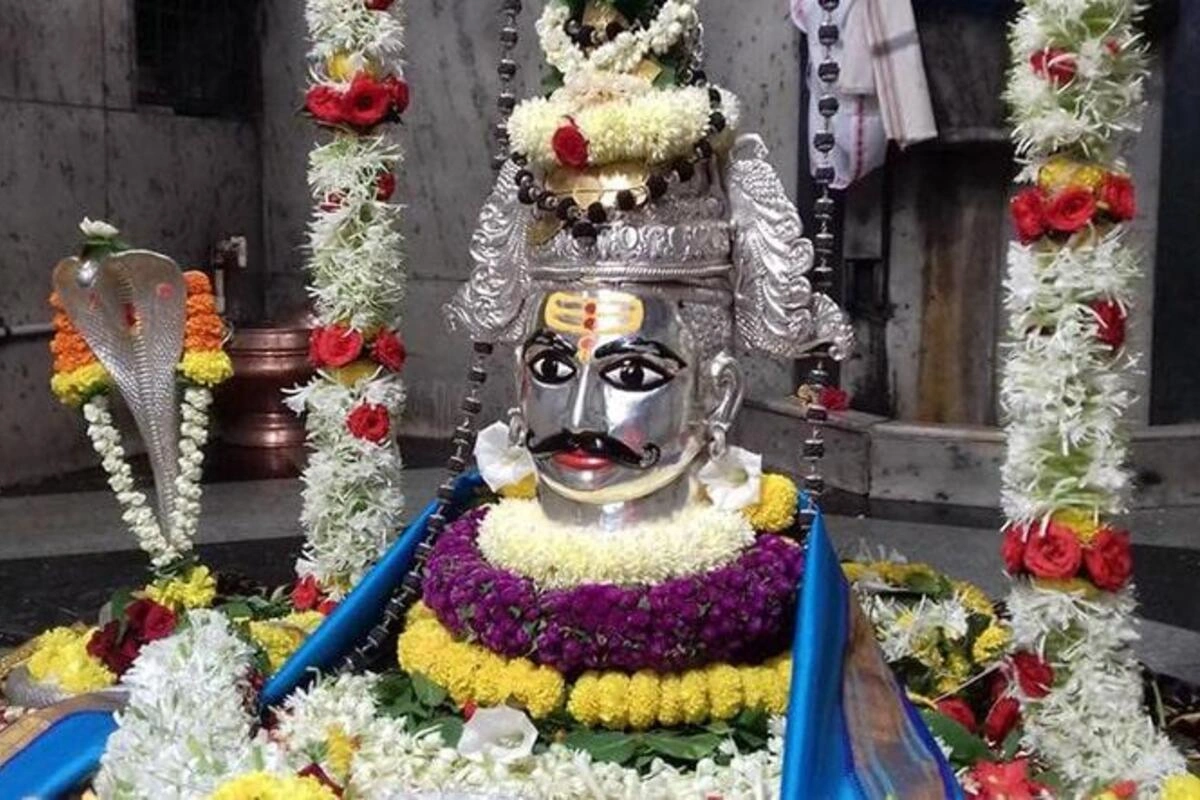 नंदी ने भगवान शिव को पाप से मुक्ति का रास्ता दिखाया था इसलिए वे नंदी को अपना गुरु और मार्गदर्शक के रुप में स्वीकार किये. गुरु के प्रति सम्मान के कारण नंदी कपालेश्वर मंदिर में शिवलिंग के सामने नहीं हैं. जो सामान्य परंपरा से अलग है.