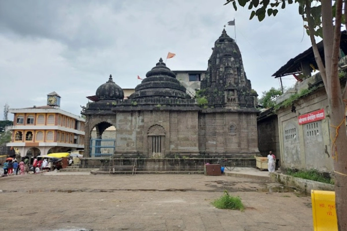 भारत में हजारों शिव मंदिर हैं लेकिन महाराष्ट्र के नासिक में स्थित कपालेश्वर शिव मंदिर अपनी खास परंपरा और दिव्यता के कारण सबसे अलग है. यह पूरे ब्रह्मांड का एकमात्र ऐसा शिव मंदिर है जहां शिवलिंग के सामने नंदी महाराज की प्रतिमा नहीं है. इसका रहस्य पद्म पुराण में मिलता है.