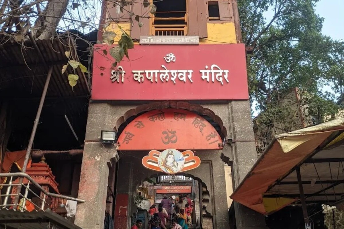 पुराणों के अनुसार, भगवान ब्रह्मा के पांच मुख थे, चार मुख वेदों का उच्चारण करते थे परंतु पांचवां मुख ईर्ष्या और द्वेष के कारण अक्सर भगवान विष्णु और भगवान शिव की निंदा करते रहता था. 